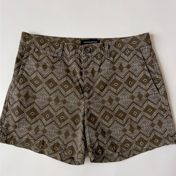 Banana Republic Pants - Banana Republic Women's Geometric Olive Shorts